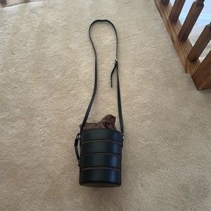 Cross body bucket bag